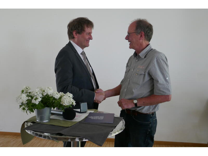 Rainer Breuninger erhält zum Abschied das goldene Kronenkreuz ...